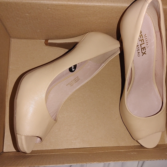 Shoes. - Picture 2 of 3